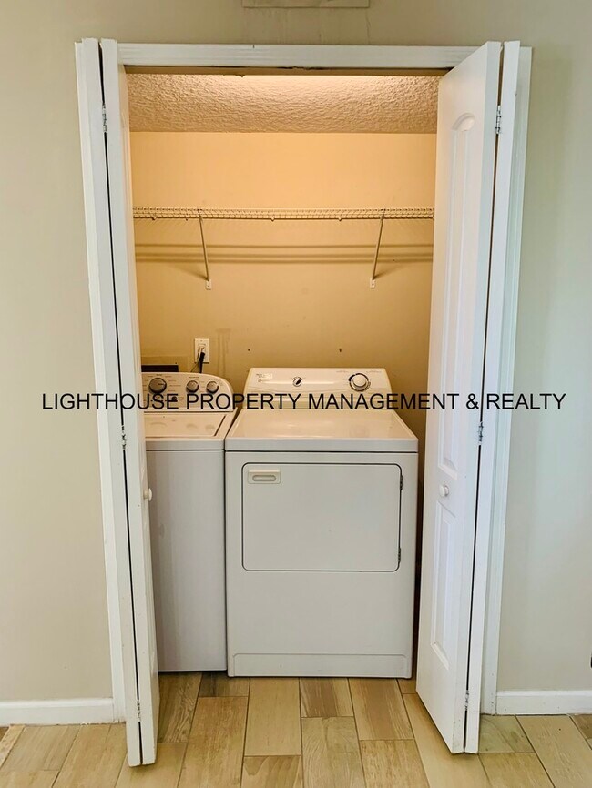 Building Photo - Renovated 2 Bed/1.5 Bath Jax Beach Townhom...