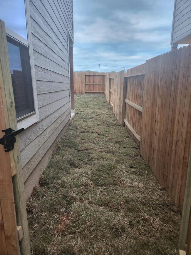 Building Photo - NEW CONSTRUCTION IN GATED COMMUNITY!!! BUI...