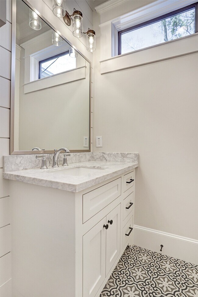 Building Photo - 1901 Bradshaw St