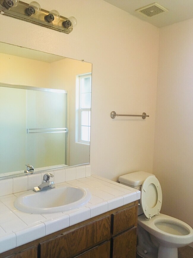 Building Photo - Spacious Apartment!!!