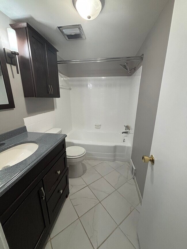Building Photo - Beautifully maintained 3BR, 2BA Condominium