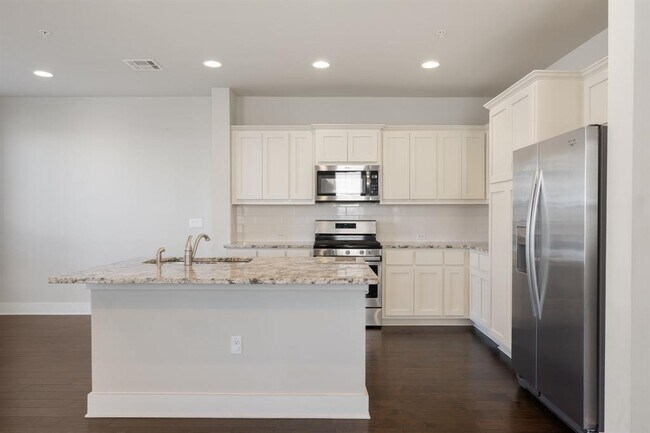Building Photo - 13800 Lyndhurst St