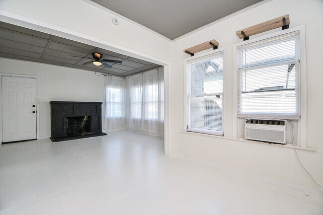 Building Photo - 208 Vincent St