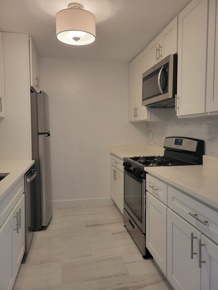 Building Photo - 1 Greenbriar Dr