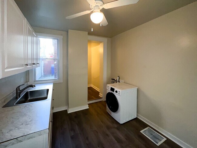 Building Photo - Bright 2 Bed 1 Bath Townhome w/ Den in But...