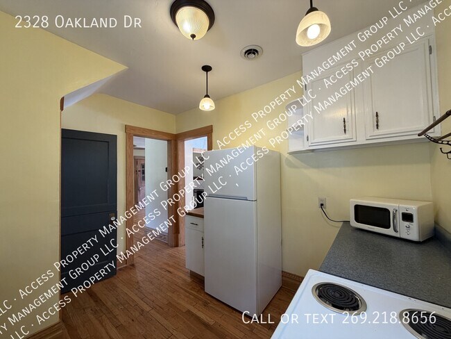 Building Photo - 2328 Oakland Dr