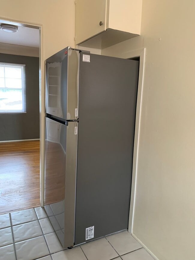 Building Photo - Spacious 1 bedroom