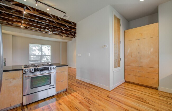 Building Photo - 318 McAlpine St