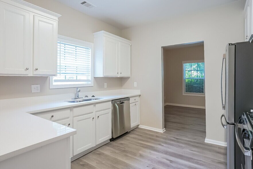 Building Photo - 4600 Ferncrest Pl