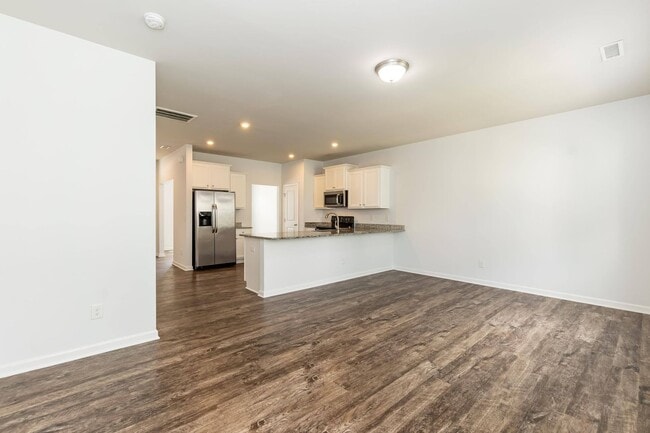 Building Photo - Three Bedroom Home!