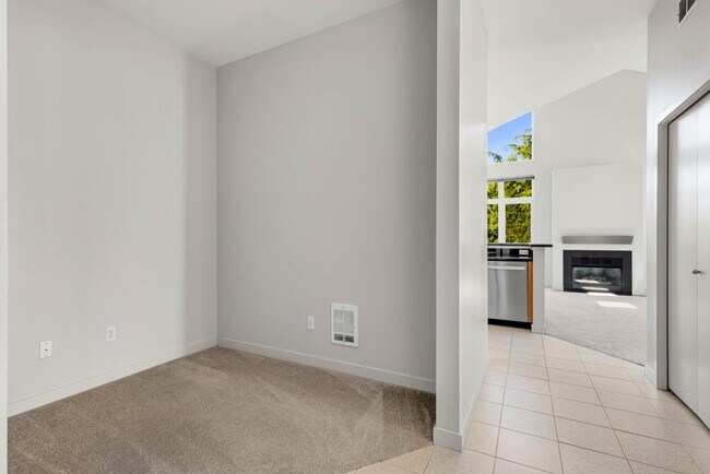 Building Photo - Kirkland Top Floor Large 1 BR+ 1 BA Condo with High Ceilings