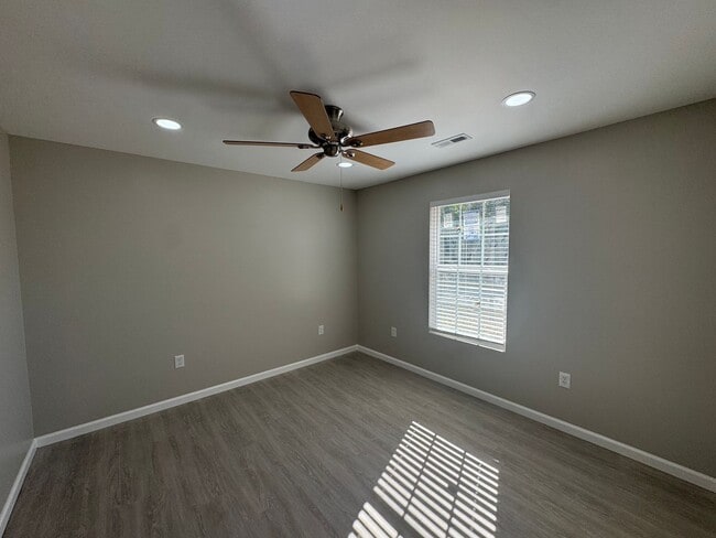 Building Photo - Modern 2025 New Construction