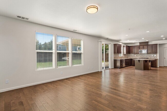 Building Photo - Gorgeous home in Roseville!