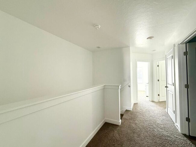 Building Photo - 38 N Northshore Dr