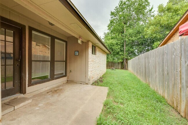 Building Photo - 16041 Stoneham Cir
