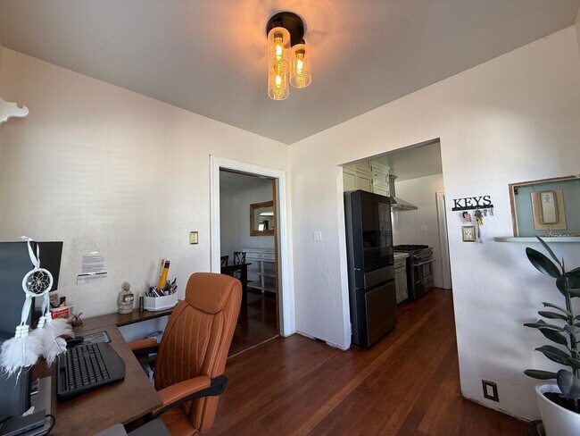 Building Photo - 3 Bedroom, 2 Bathroom charming Craftsman Style Home nestled in the heart of Tulare, CA