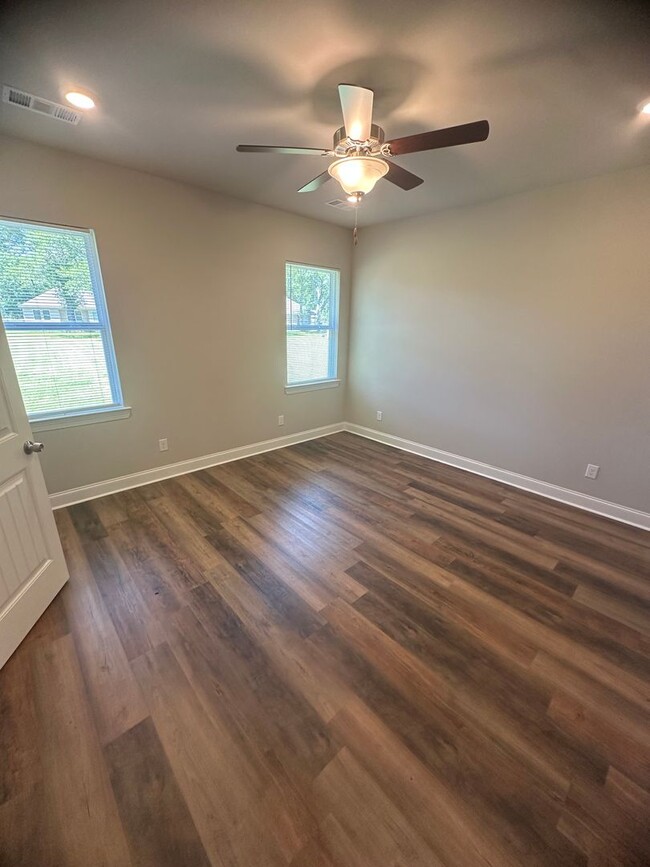 Building Photo - AVAILABLE NOW!