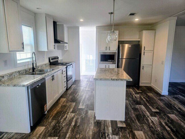 Building Photo - New 3 bedroom 2 Bathroom Home