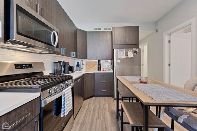 Building Photo - 846 N Hoyne Ave