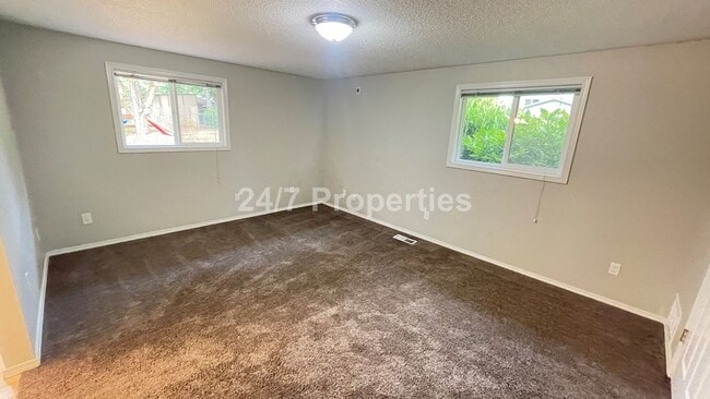 Building Photo - 3 BD | 2 BA Single-Level Home on Sprawling...