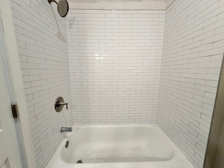 Building Photo - 1013 W 19th St