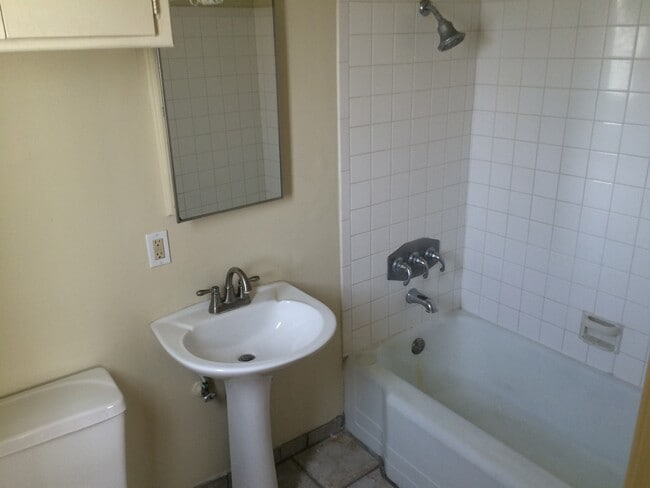 Building Photo - Upper One bedroom unit - South Gate!!