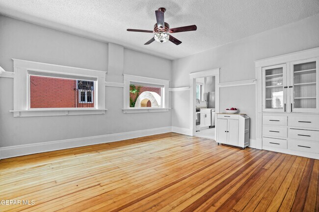 Building Photo - 305 E River Ave