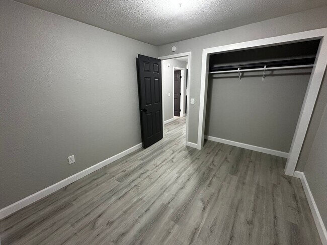 Building Photo - FULLY REMODELED 2 Bedroom Apartment with l...