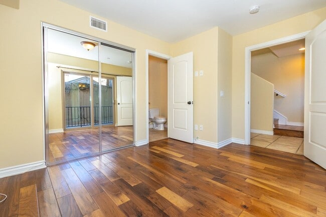 Building Photo - Beautiful 3 br/3.5ba Townhome in Pacific Beach Just Blocks to Crown Point Shores!