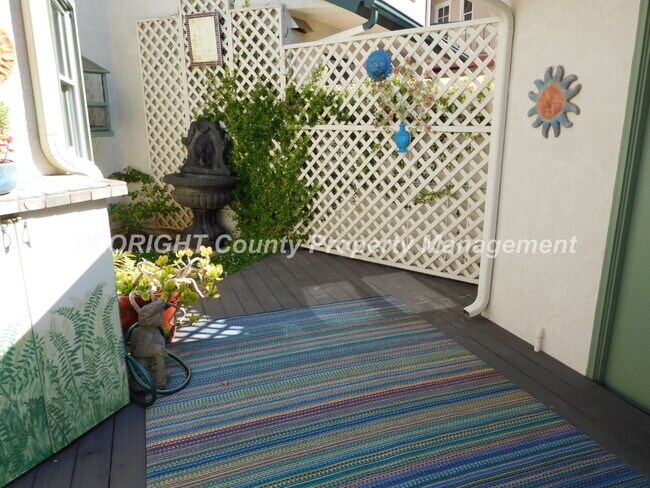 Building Photo - AVAILABLE AUGUST - Windermere Village Townhome - 3 Bed / 2.5 Bath