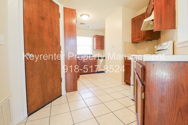 Building Photo - 2 Bed 1 Bath House in Claremore