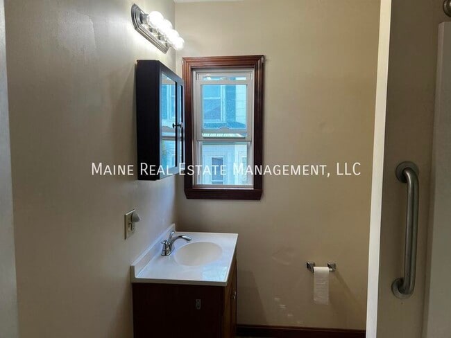 Building Photo - 40 Dillingham St