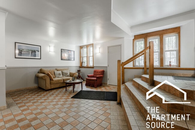 Building Photo - 4241 N Kenmore Ave