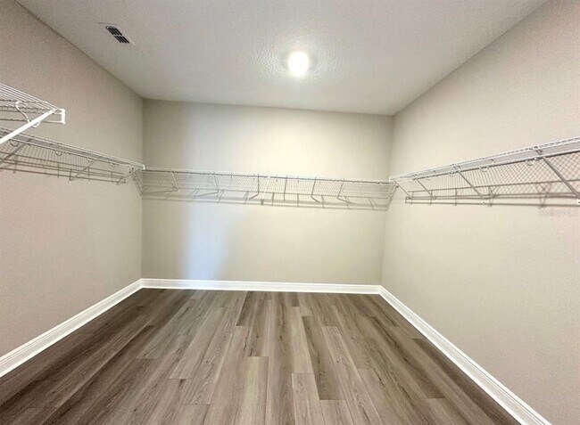 Building Photo - 2122 Divot Dr