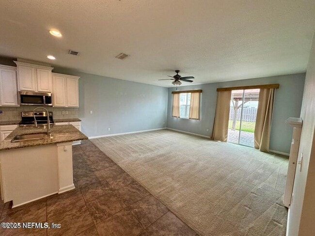 Building Photo - 11745 Lake Bend Cir
