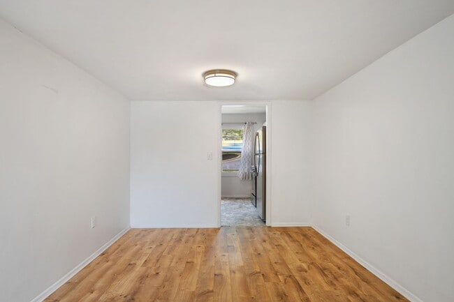 Building Photo - 3 to 4 Bed/3 1/2 Bath. Pet friendly.  Reserved Parking