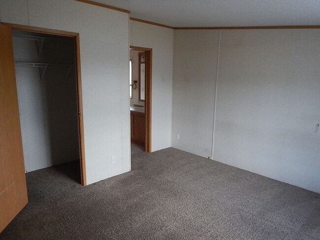 Building Photo - Manufactured Home on Large Lot with Mounta...