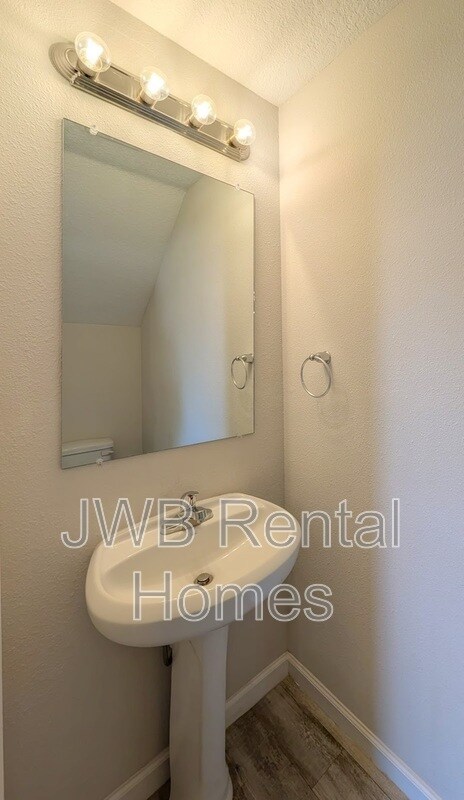 Building Photo - 2342 N Davis St