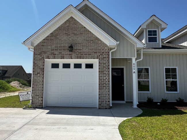 Building Photo - 809A Sarah Rebecca Dr