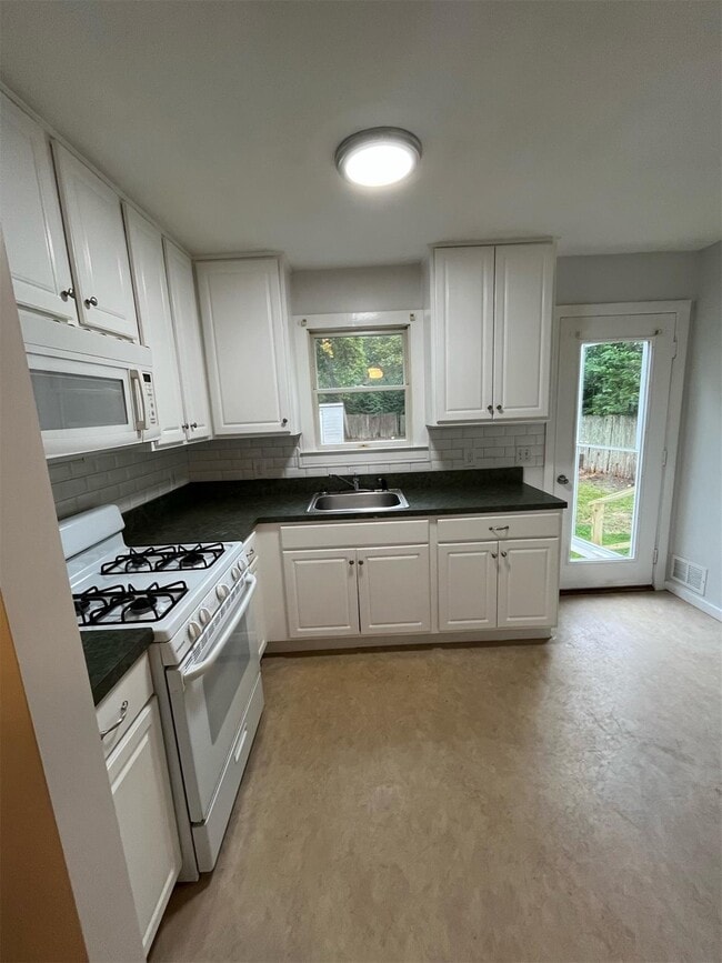 Building Photo - 83 Woodroad Trail