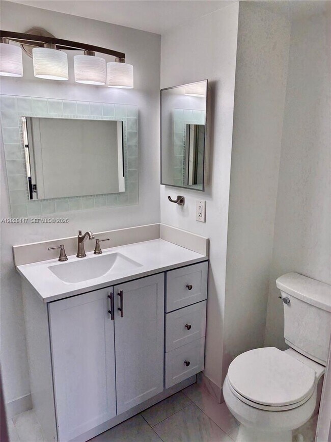 Building Photo - 6832 Palmetto Cir S