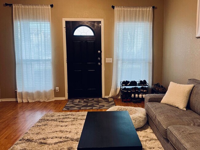 Building Photo - Two Bedroom Townhouse, Great Location!