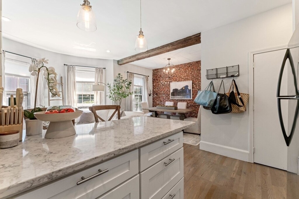 Building Photo - 91 Waltham St