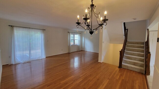 Building Photo - Beautiful 3 Bed, 3.5 Bath Brick Townhouse ...