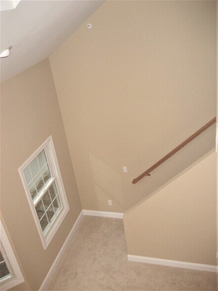 Building Photo - 330 Maple Ave