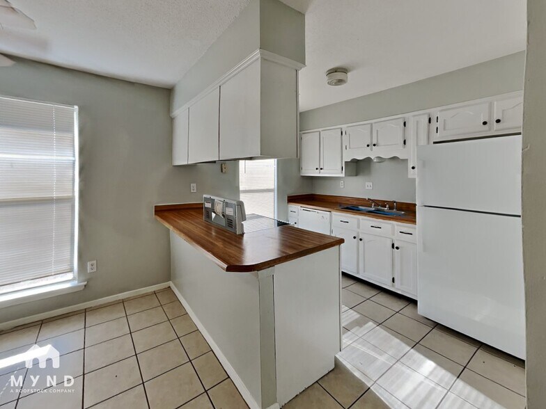 Building Photo - 3405 Laurel Dr