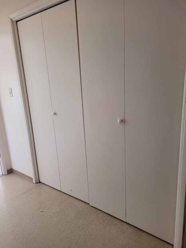 Building Photo - Large 3 Bedroom, 2 Bath Home
