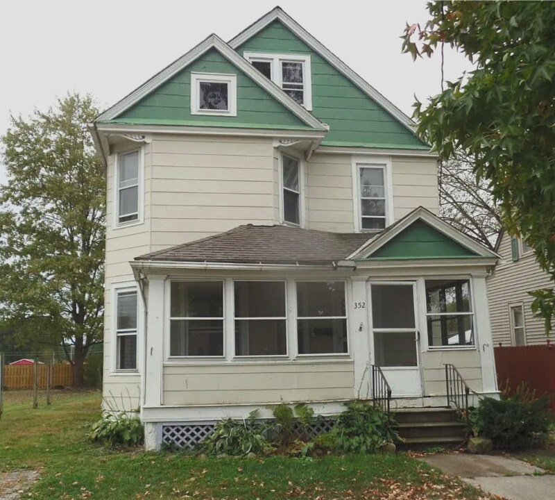Building Photo - 352 S Maple St