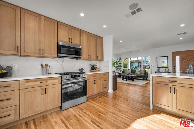 Building Photo - 616 W Ellis Ave