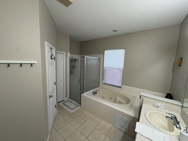 Building Photo - Florida Living Starts Here — Gated, Single-Story, Move-In Ready May 1!